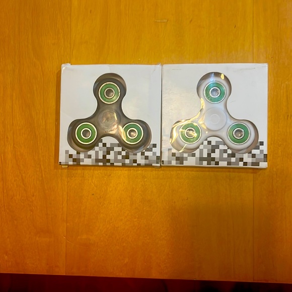 Box little bit damaged, but the spinner works perfectly - Picture 1 of 3